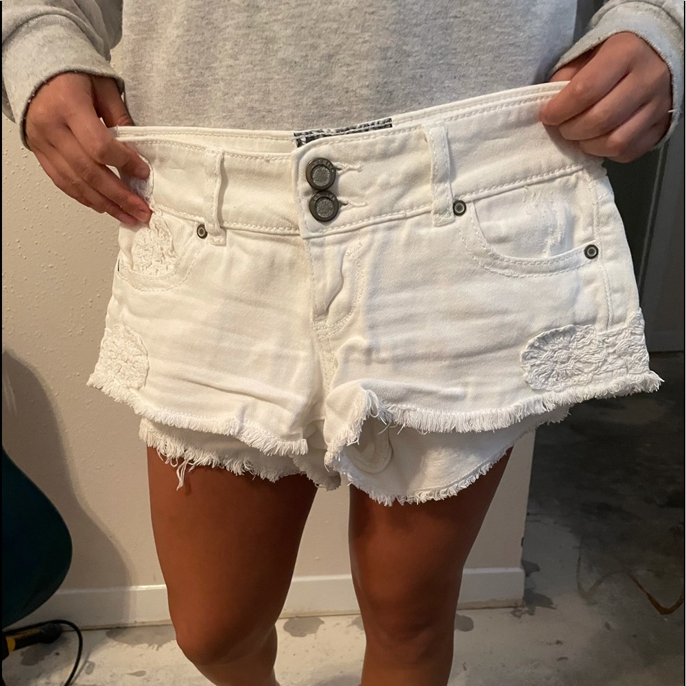 White, Cici short, Hot Kiss size 3